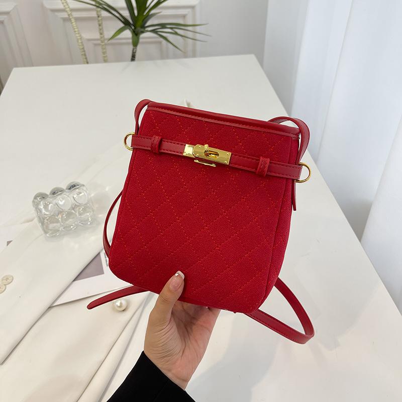 

Rhombus fashion women s bag mobile phone bag 2025 autumn and winter new shoulder messenger bag texture versatile bucket bag women s bag красный