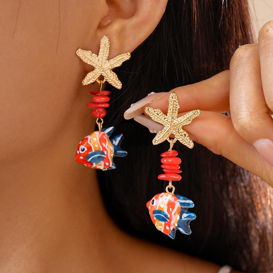 

2025 Красочные керамические серьги-капли в виде рыбок для женщин, серьги с бусинами из камня в виде морской звезды, глазурованные, мультяшные рыбки, пляжный стиль, лето, циркон красный