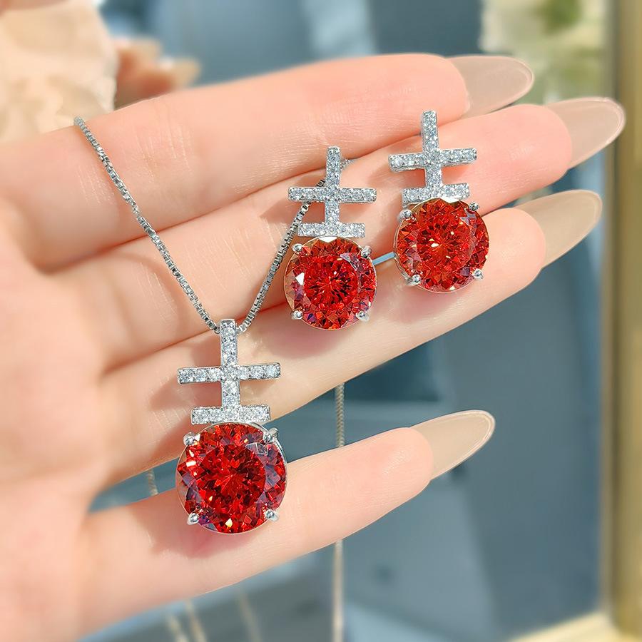 Kreatives Glücksfarben-Schatz-Halsketten-Set mit chinesisch-rotem High-Carbon-Diamant-Anhänger und Ohrsteckern aus rosa Diamanten im Vogelnesterschliff
