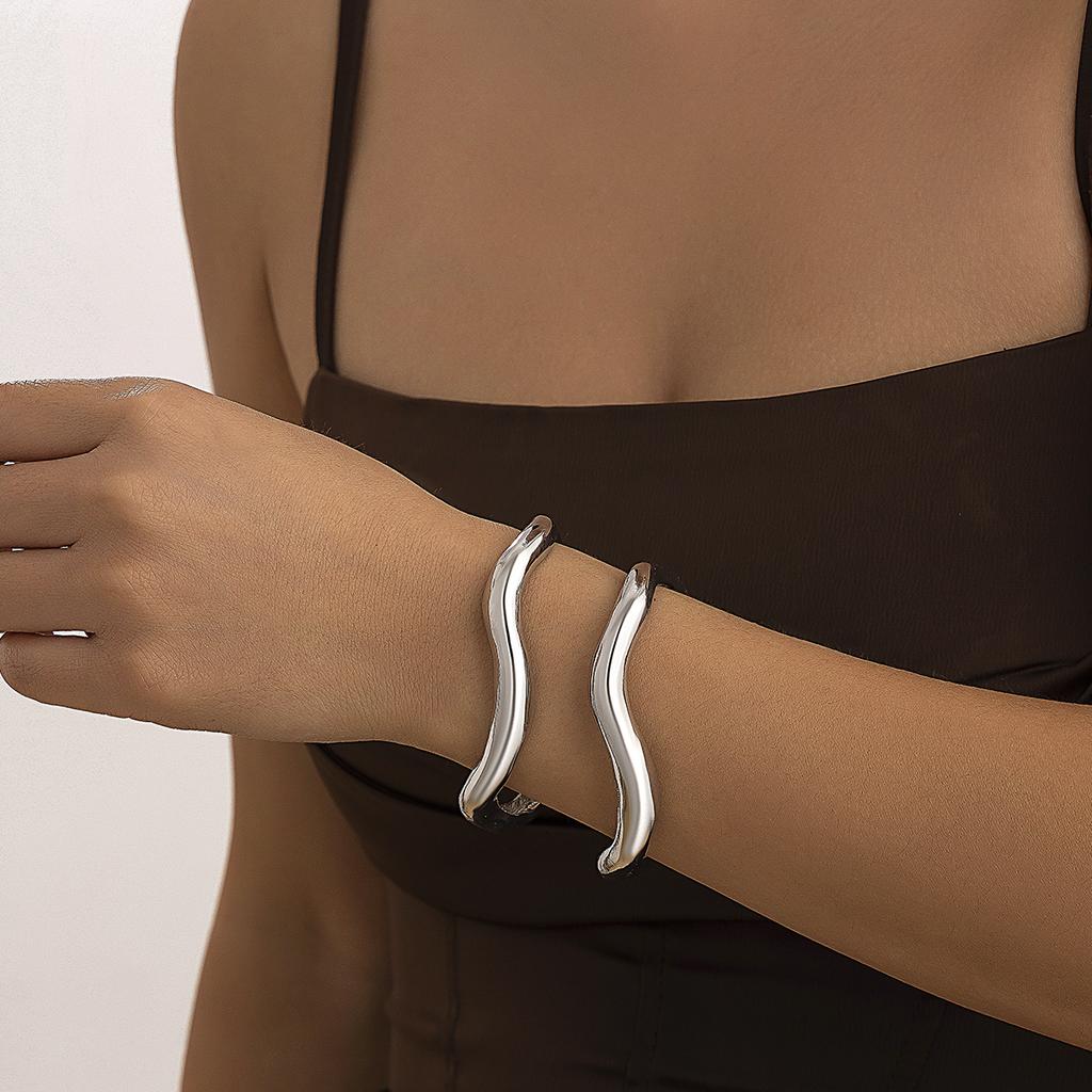 Ingemark 2Pcs/Set Punk Irregular Wave Bending Bangles Women Hip-Hop Geometry Metal Stacking Banglet Steampunk New Couple Jewelry