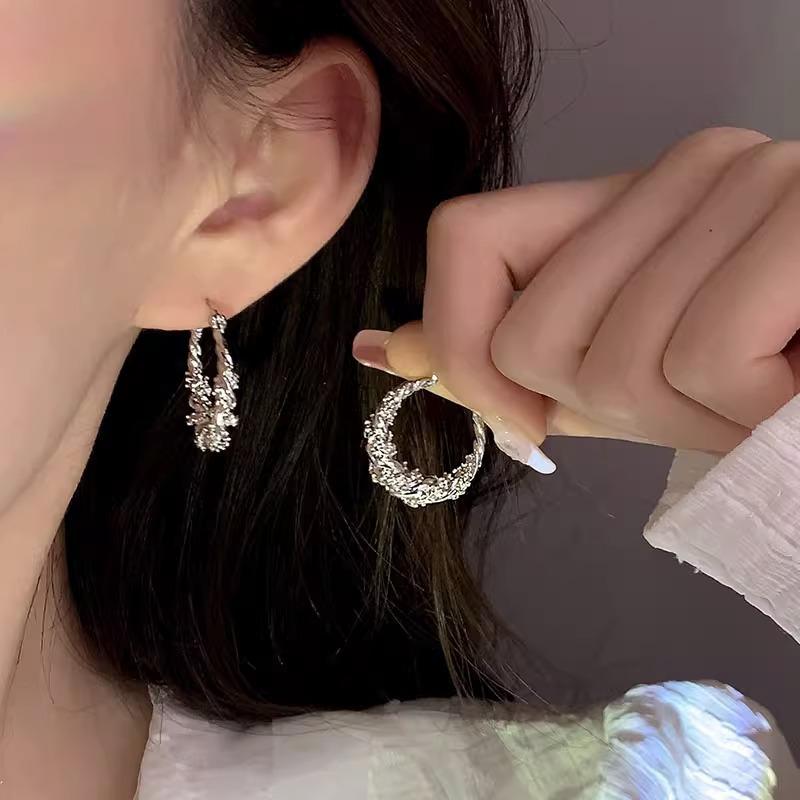 New trendy winding earrings, earrings for women, niche design geometric circle earrings, personalized earrings.