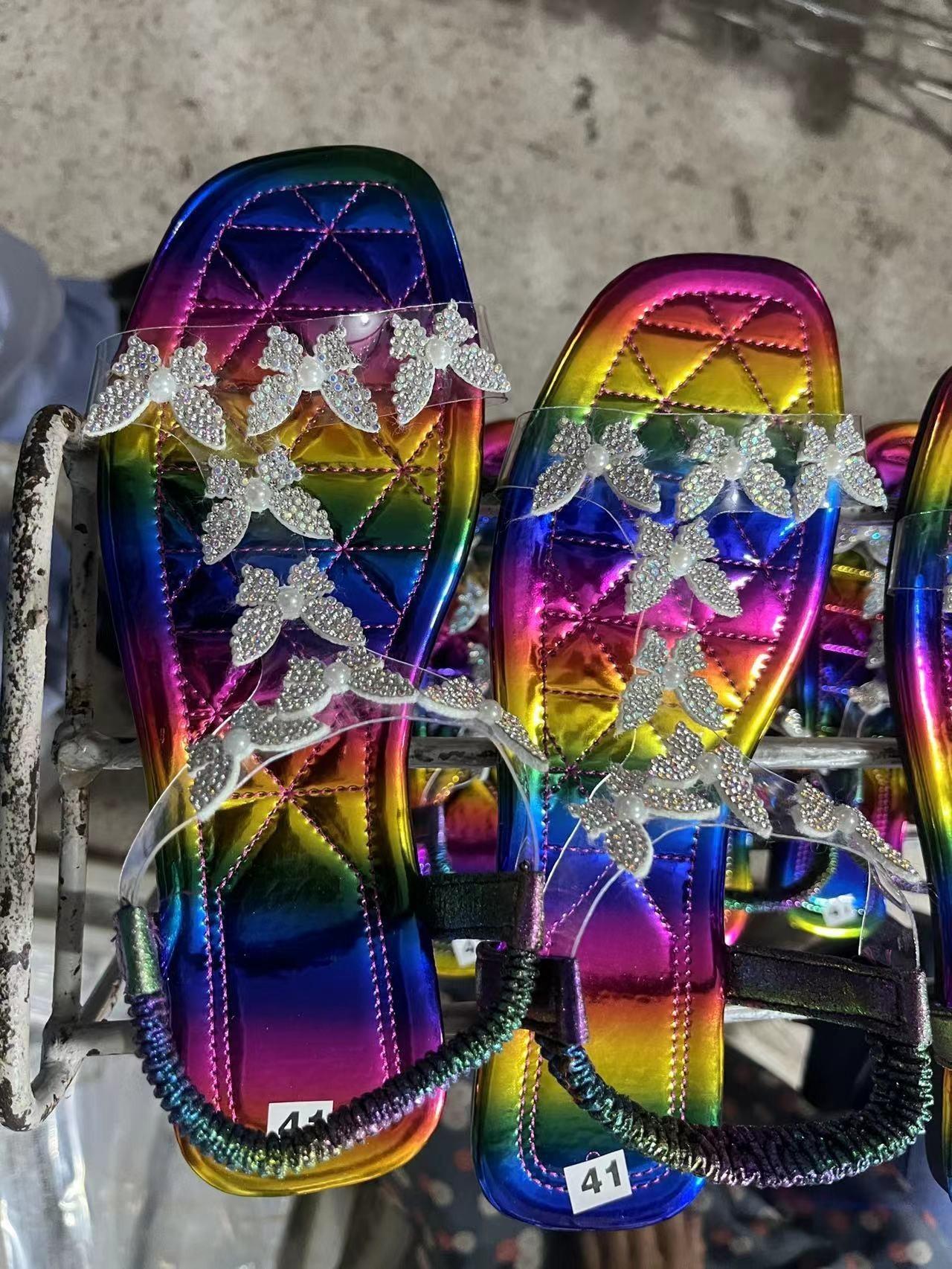 

Эластичные сандалии со стразами на плоской подошве женские бабочки I-образные пляжные классные тапочки сандалии 43 разноцветный