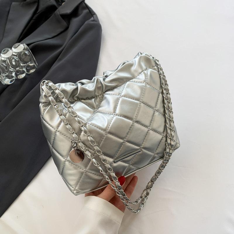 Dieses Jahr, die beliebte kleine Tasche Damen 2025 neue Sommer Nische Design Diamantkette Umhängetasche Textur Bucket Bag
