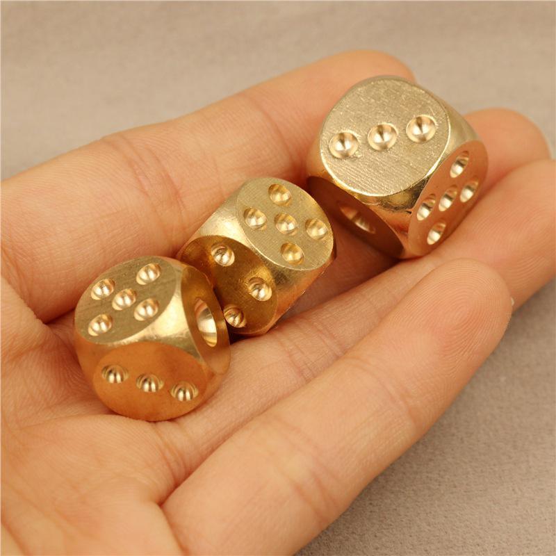 6 Dés en Métal Laiton Massif Doré Haute Qualité 6 Faces Dés de Jeu Poli à la Main Jouet Anti-Stress pour Rassemblement Familial 15mm
