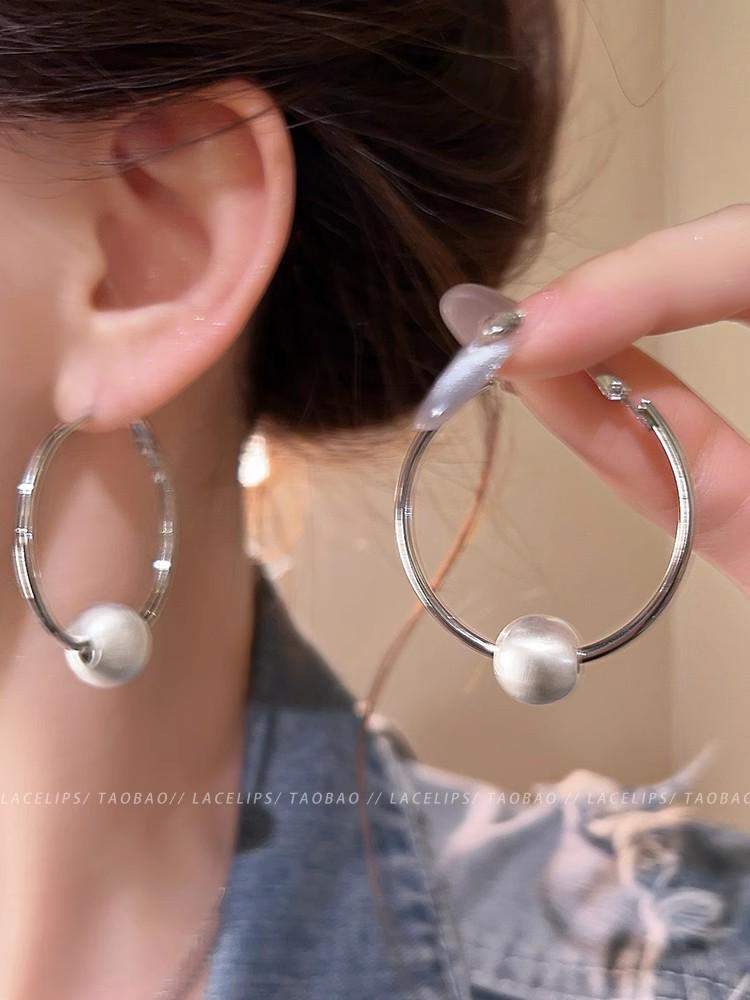 Brincos Elegantes de Borla de Zircônia com Pérolas e Tarraxas Florais - Joias de Orelha Versáteis e Estilosas para Mulheres