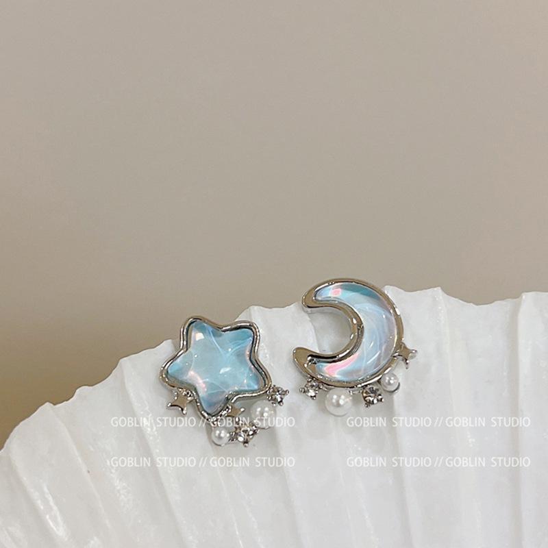 2023 High-End French Pearl Earrings: Light Luxury, Unique Design for Women