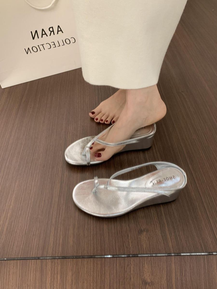 

Французские ретро крутые тапочки на одной педали 2025 летняя мода низкий каблук повседневные с открытым носком тапочки на танкетке с одним ремешком 40 серебряный