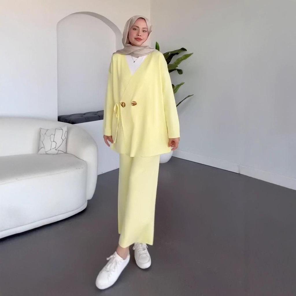 Autumn 2025 European & American Women's Commuting Coat & Sleeveless Top with Pants Two-piece Set