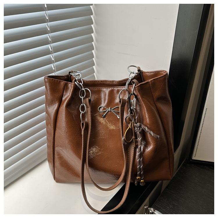 

Женская сумка-тоут 2025 новая большая вместительная сумка для поездок на работу нишевый дизайн высококлассная взрывная красная сумка через плечо Without pendant коричневый