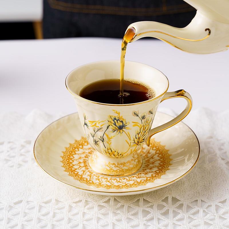 Two sets of creative European ceramic cups, coffee cups, sauces, French gold vintage palace cups, cups, home-made kettles, coffee cups and sauce sets.