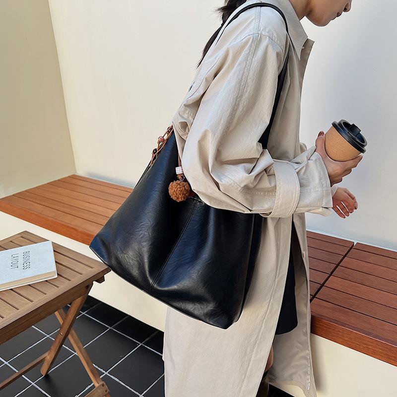 Korean version of the popular armpit shoulder large-capacity bag for women 2025 new autumn and winter commuting retro versatile bag