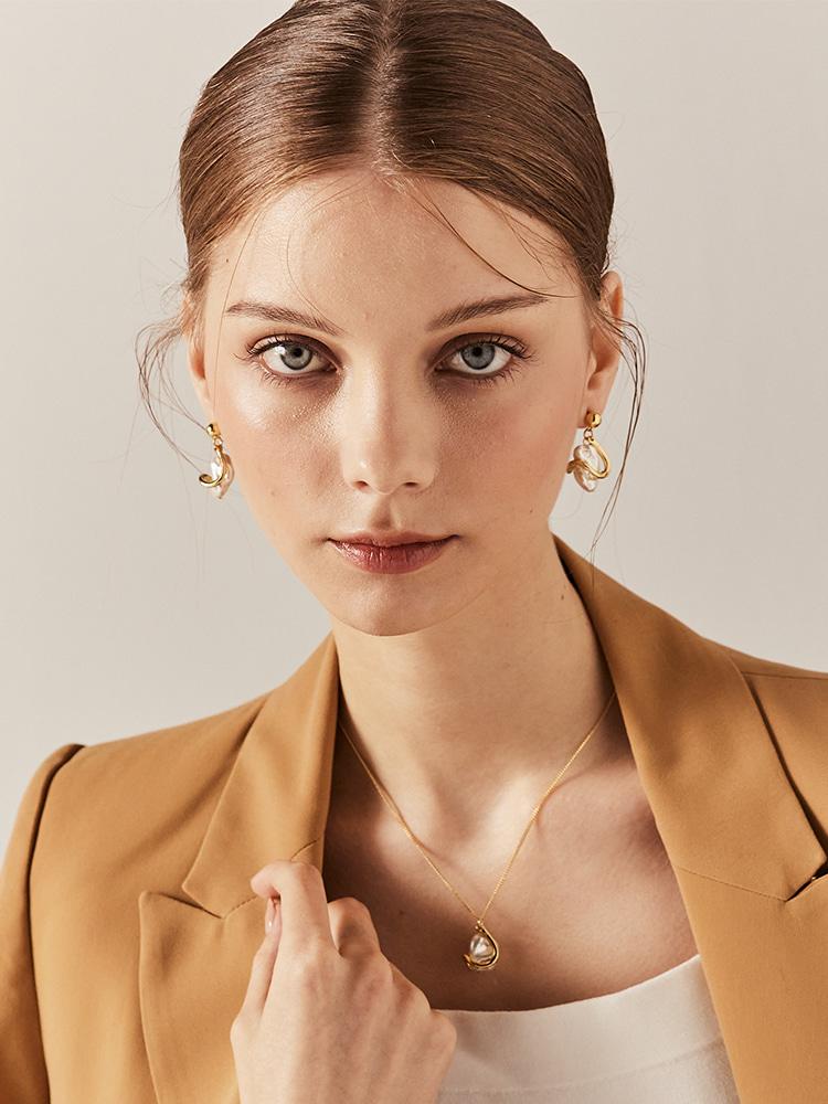 Sosoo Baroque Pearl Point Earrings