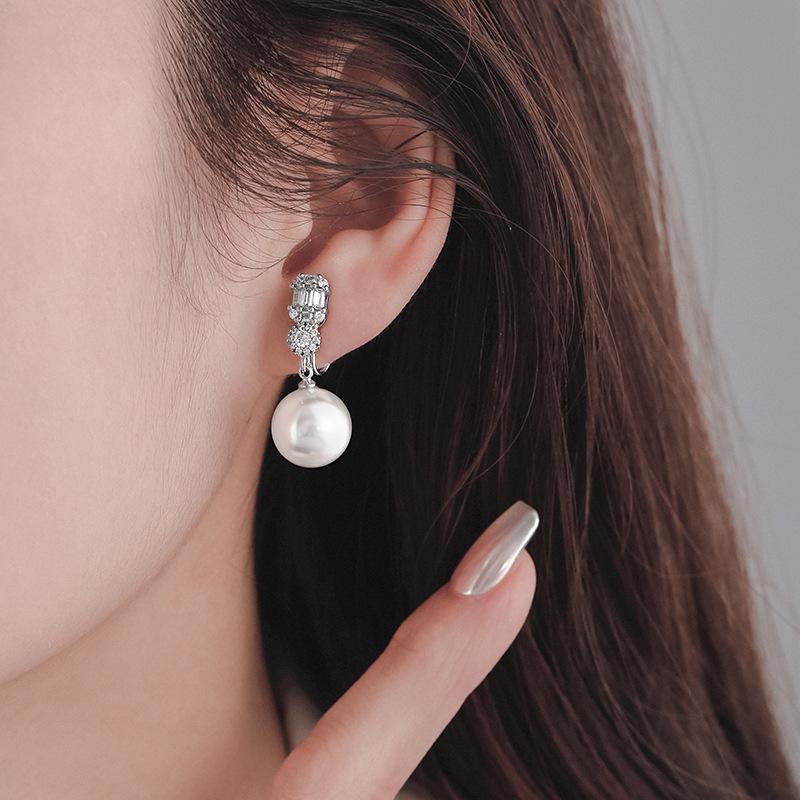 Korean Lightweight Luxury Pearl Stud Earrings – Versatile, Fashionable, High-End Design