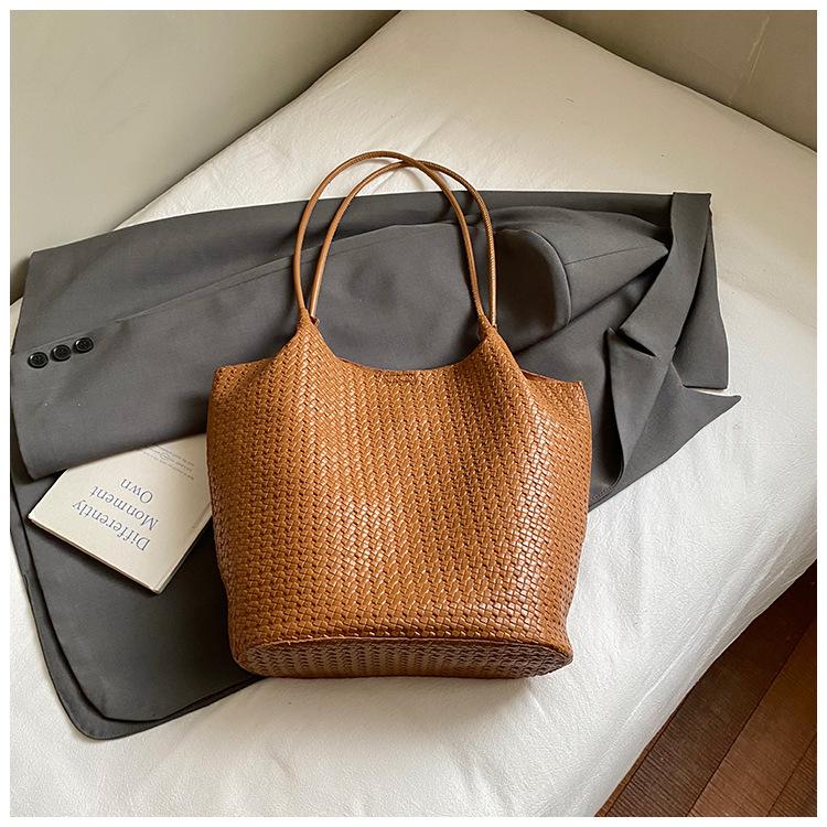 

Autumn new textured woven pattern commuting simple large capacity retro solid color bucket underarm portable shoulder bag women