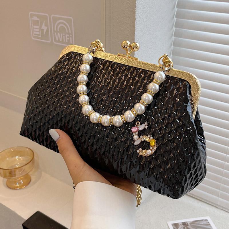 2024 Winter Luxury Designer Women White Shoulder Bags Gold Silver Crossbody Bags Pearl Evening Clutch Chain Shell Clip Party Handbags