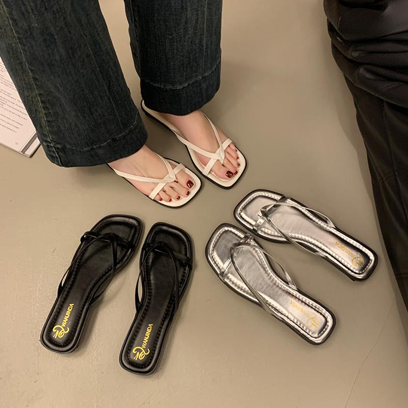 New Comfortable Beach Flip Flops for Women Lightweight Soft Sole Flat Slippers Woman Fashion Silver Clip Toe Outdoor Slides