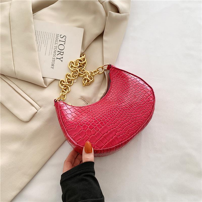 Элегантная и модная золотая сумка-полумесяц с уникальным дизайном для стильных женщин в движении фуксия