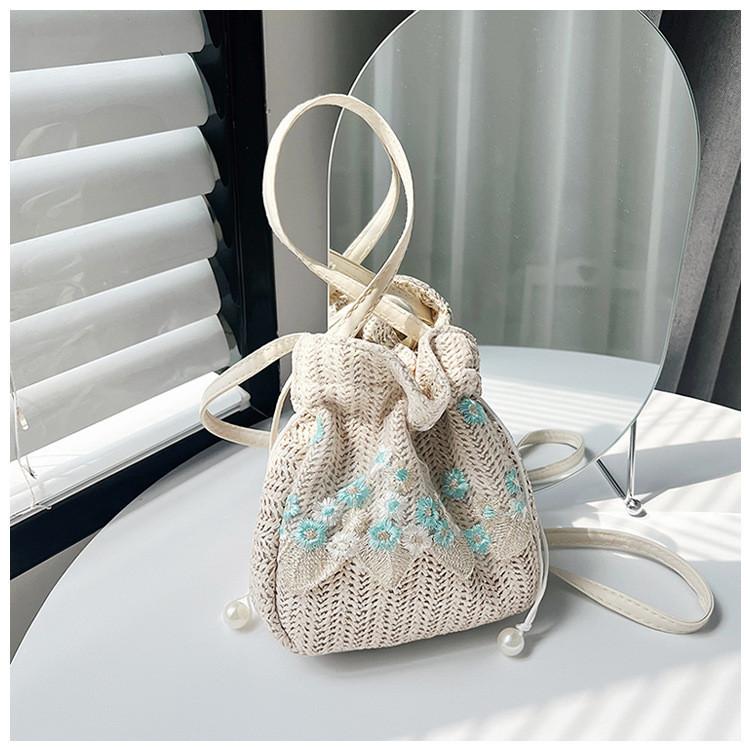 Шикарная фиолетовая вязаная сумка-ведро, красиво украшенная кружевом и вышивкой зелёный