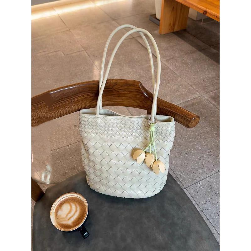 New first-layer soft leather, high-end texture trend versatile woven vegetable basket bag, niche single shoulder tote big bag