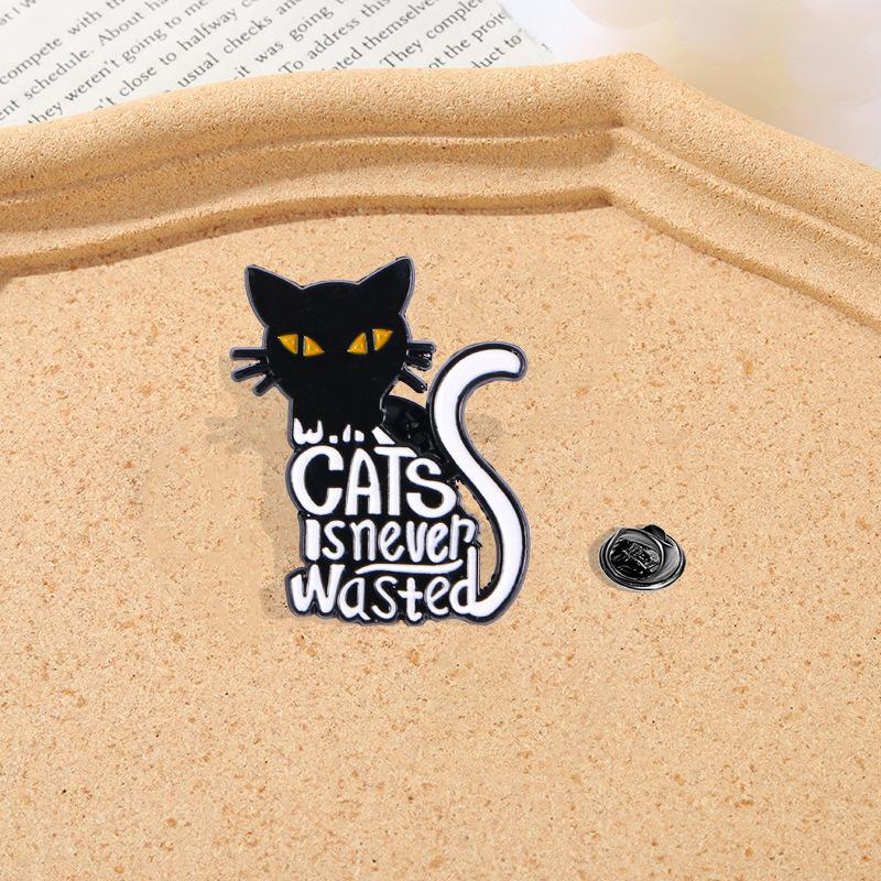 Original Cartoon Katze Metall Brosche Niedliche Tier Serie Schwarze Katze Pistolen Abzeichen Heiß verkaufte Pin Zubehör