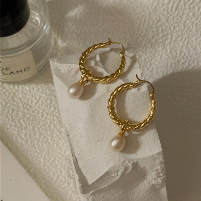 

Retro Twist Pattern Pearl Earrings Female Light Luxury Wind Fashion Temperament Hundred with Senior Sense of Autumn and Winter Earrings