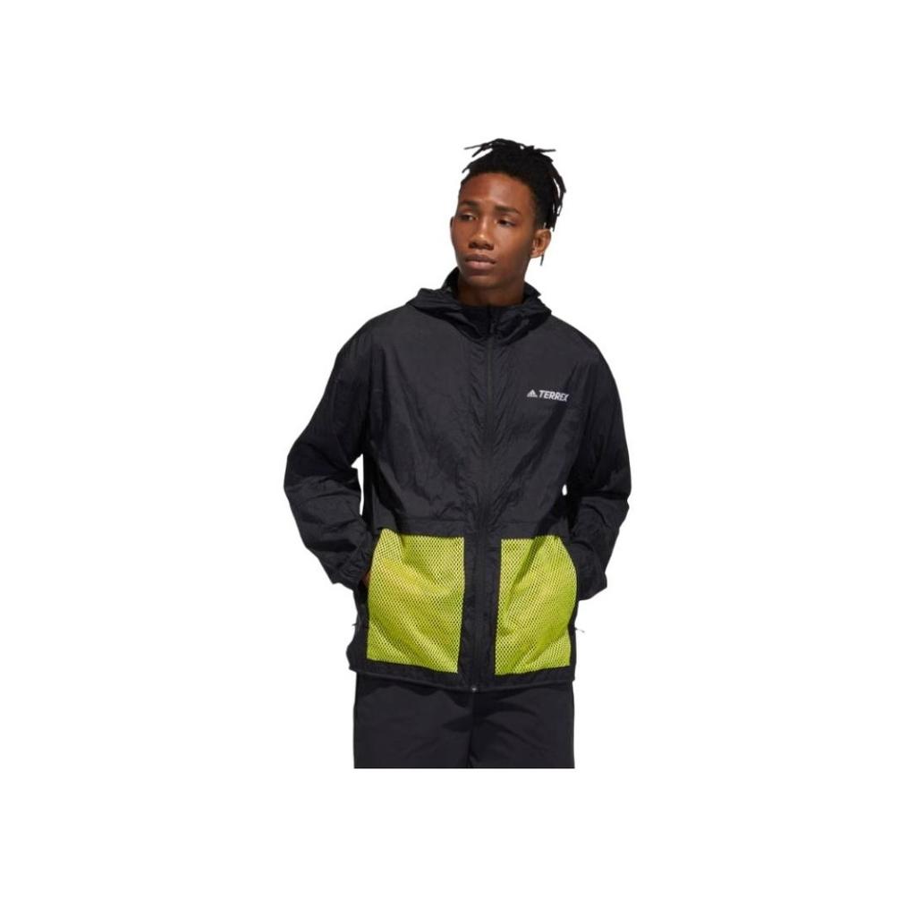 Adidas Bunda Terrex Bao Pack Větrovka s kapucí s kontrastními síťovanými kapsami Pánské svrchní oblečení Černá GN7601