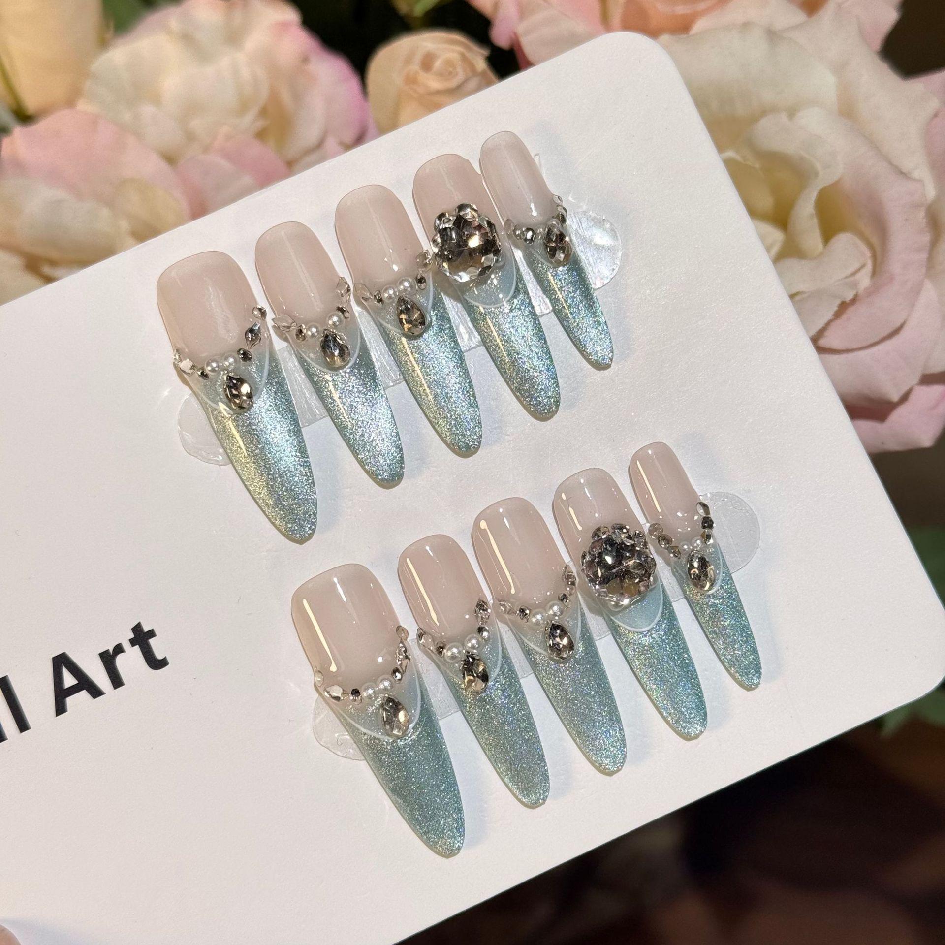 

Синие блестящие ногти «кошачий глаз» с жемчужными стразами и принцессиной челкой Extra Small