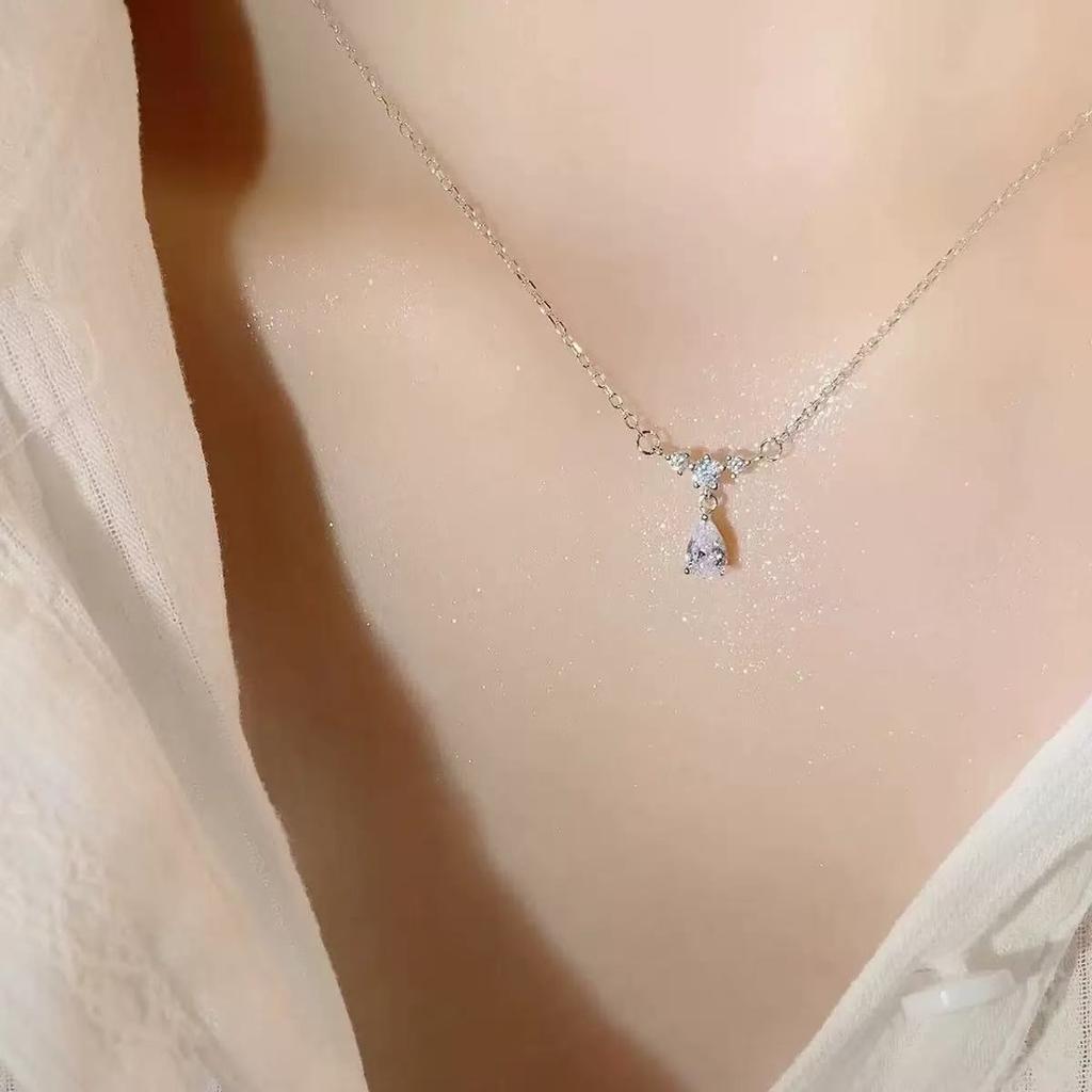 Necklace Female Niche Design High-end Temperament Simple Clavicle Chain Versatile Simple Light Luxury Neck Chain Sweet Powder Crystal