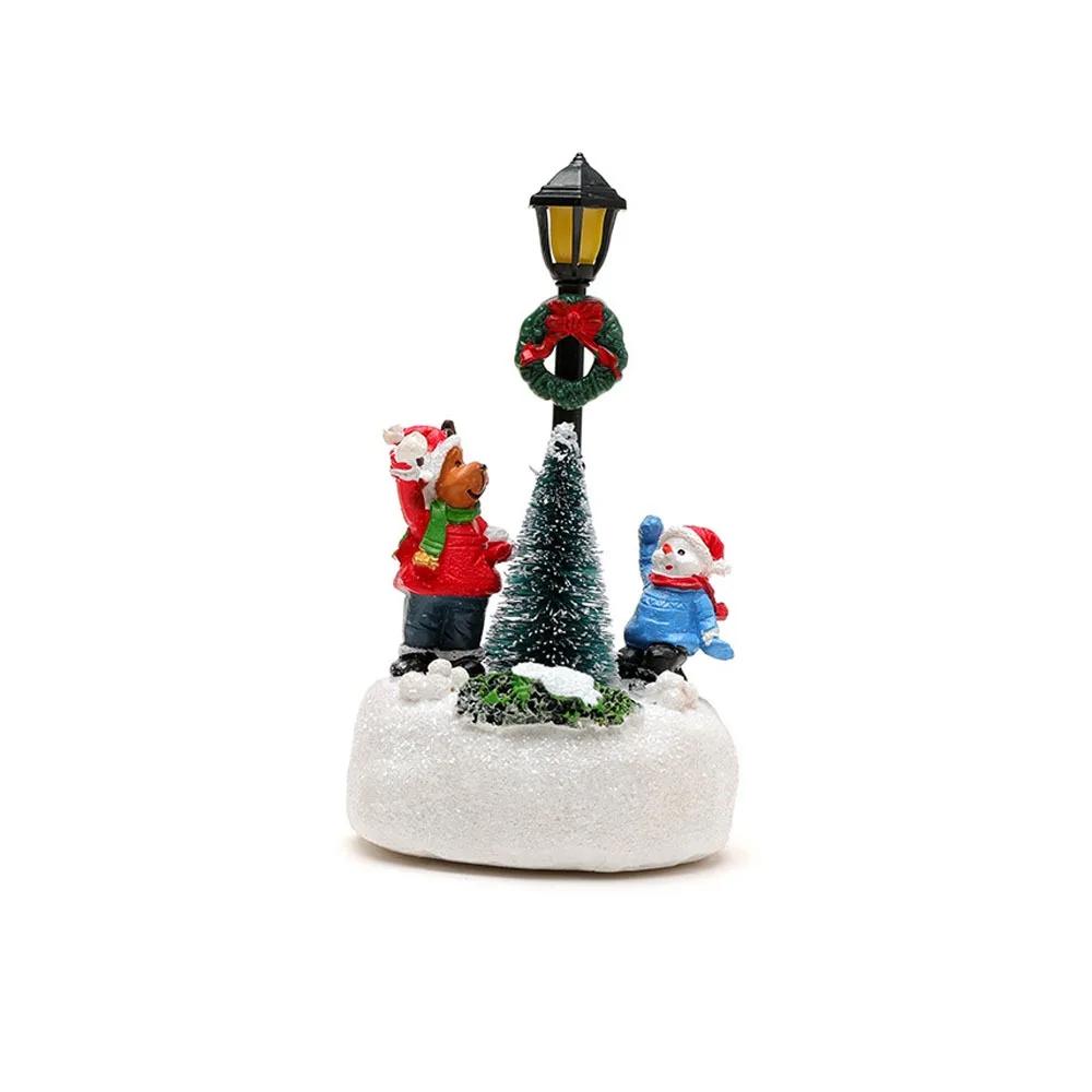 Harz Leuchtende Weihnachtsstatue Weihnachtsmann Design Kiefernnadeln Weihnachtsstraßenlaternen Ornament mit LED-Lichtern Schneeansicht