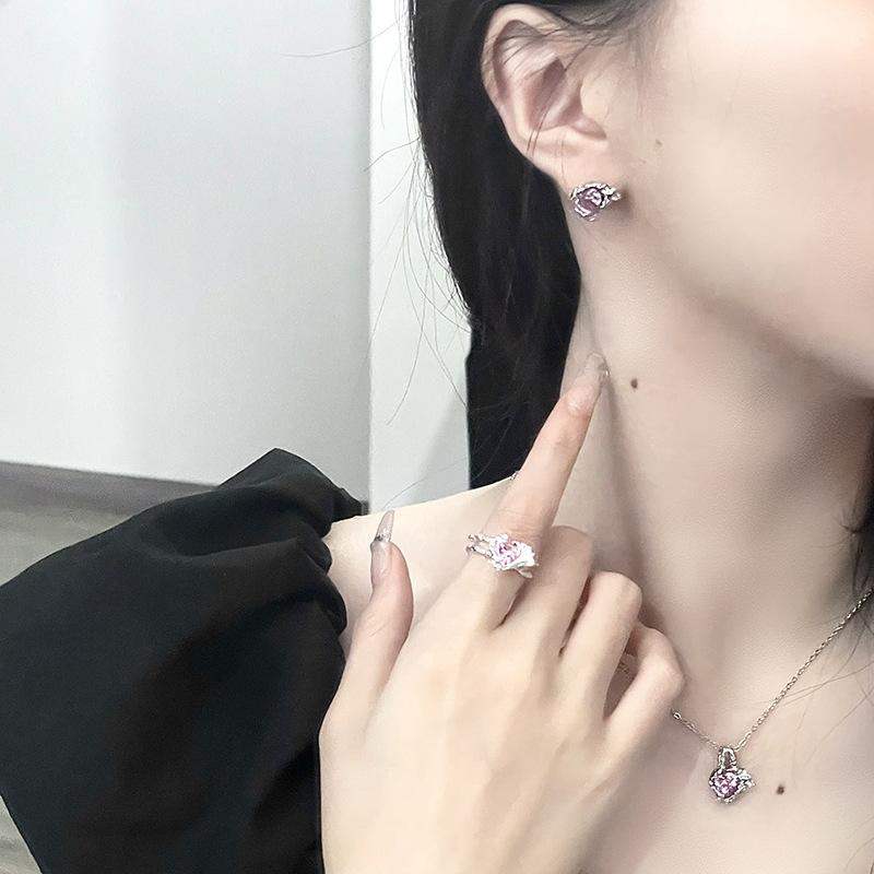 Colar de Zircônia Rosa Amor Design de Nicho Anel de Abertura de Lava Brincos de Tarraxa Irregulares High-End Doce Cool Feminino