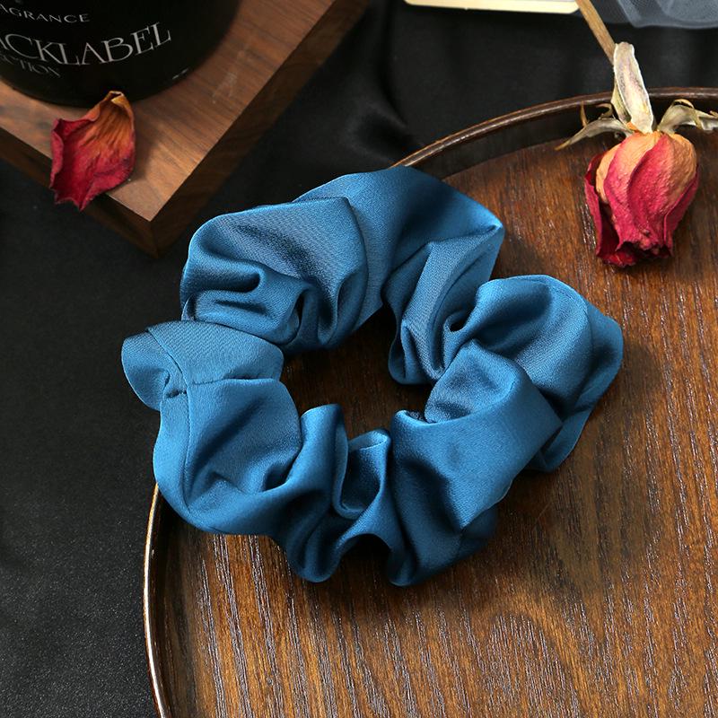 Кремово-белая плиссированная атласная резинка-скранчи - Высокоэластичный аксессуар для волос