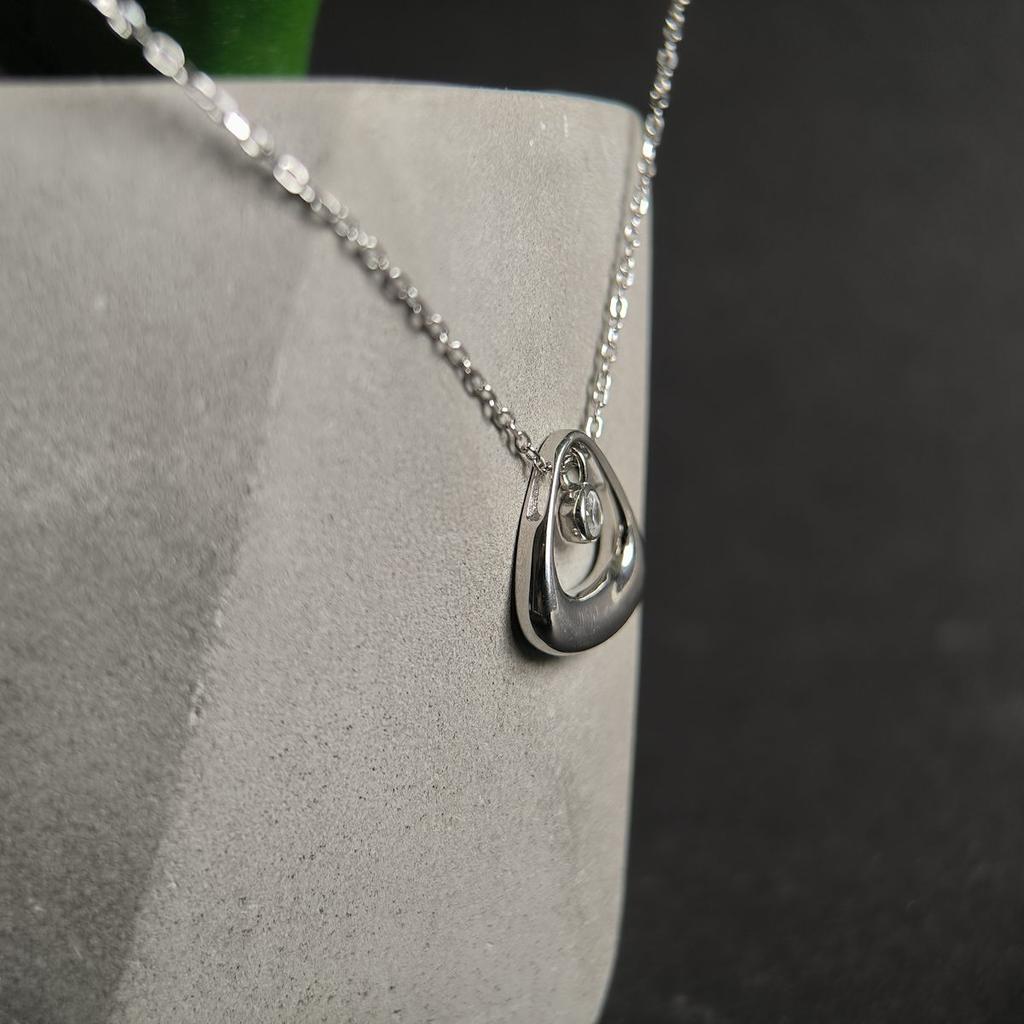 Серебряное колье с фианитами, вес изделия 3,95 гр (2186953)