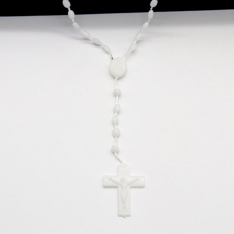 Svítící katolický kříž Krista Ježíše Plastový růženec Krucifix Náhrdelník Dekorace náboženského kostela Nástěnné kříže Suvenýry Dárky