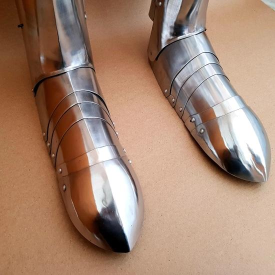 Tysk gotisk ridderbenrustning Fullstål gotiske leggbeskyttere Håndlaget middelalderrustning for reenactments LARP Cosplay