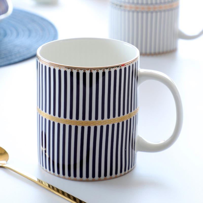 Kreativer Europäischer Keramikbecher mit Deckel Große Kapazität Knochenporzellan Wasserbecher Frühstückstasse Milchkaffeetasse Leichter Luxus