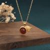 Halskette mit Anhänger in Ethno-Stil aus natürlichem Chalcedon in Kürbisform