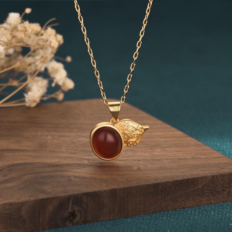 Halskette mit Anhänger in Ethno-Stil aus natürlichem Chalcedon in Kürbisform