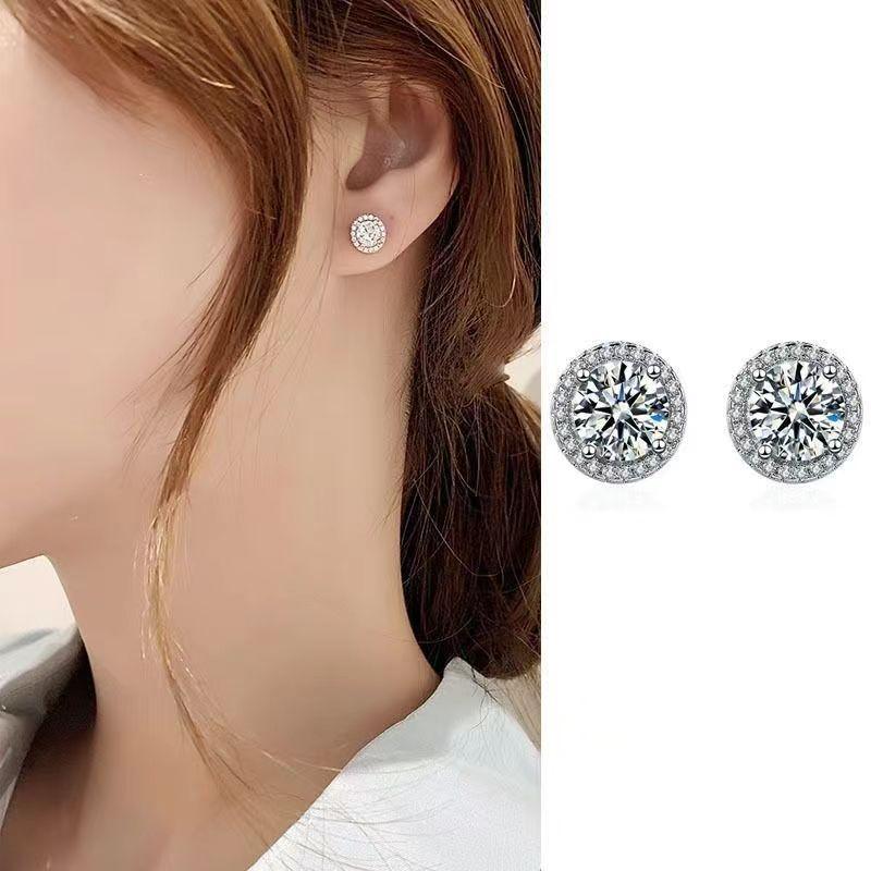 Silver Plated 925 Moissanite Stud Earrings 1 Carat Four-Prong Round Bezel Zircon Ear Jewelry Minimalist Versatile for Women Part