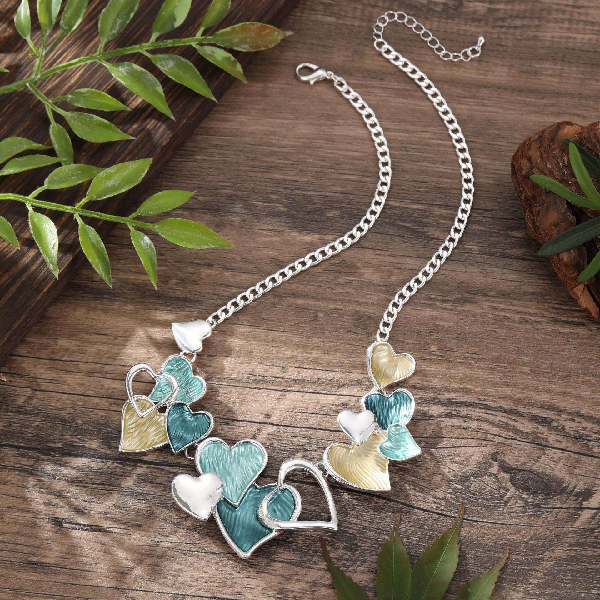 

Color painting oil hollow love necklace, fashionable versatile heart-shaped women s banquet high-end necklace