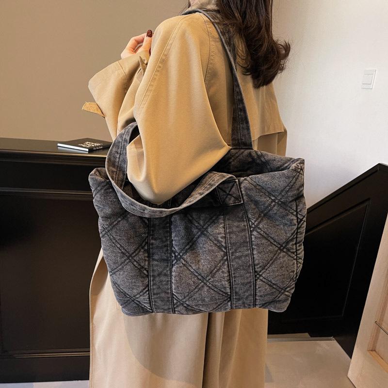 Retro large-capacity underarm bag women's 2025 new fashion denim tote bag simple shoulder commuter bag