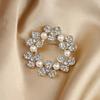 1pc Exquisite and Eye-catching Gold Studded Four Leaf Clover Imitation Pearl Brooch Accessory Lights Up Fashionable Outfits