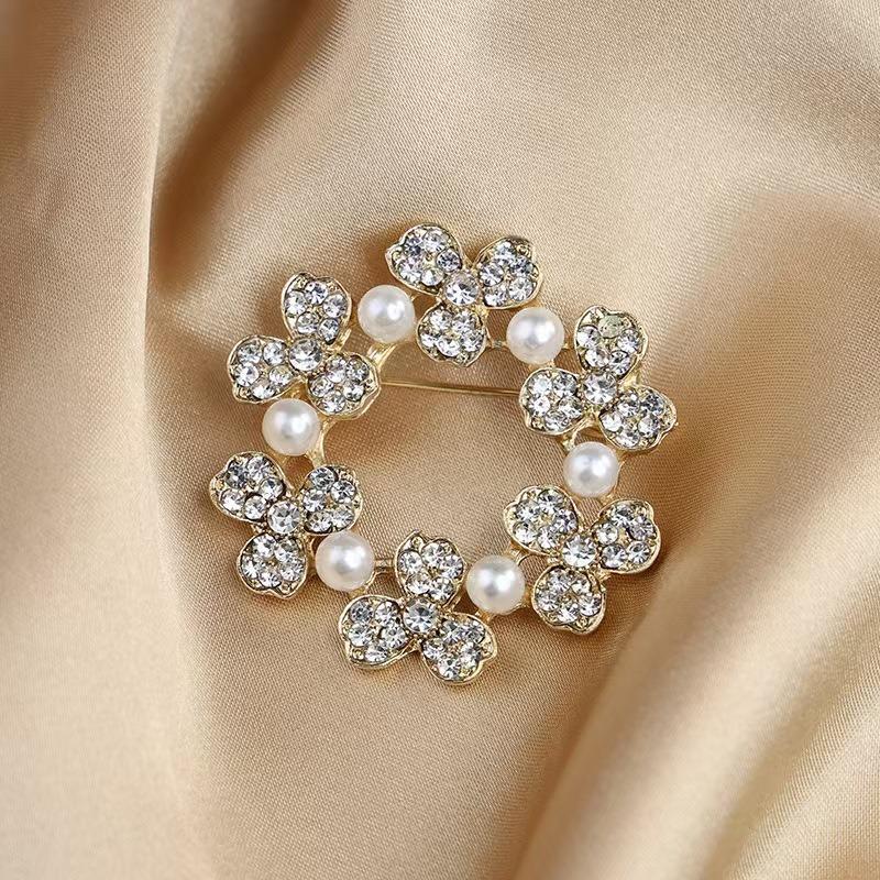 1pc Exquisite and Eye-catching Gold Studded Four Leaf Clover Imitation Pearl Brooch Accessory Lights Up Fashionable Outfits