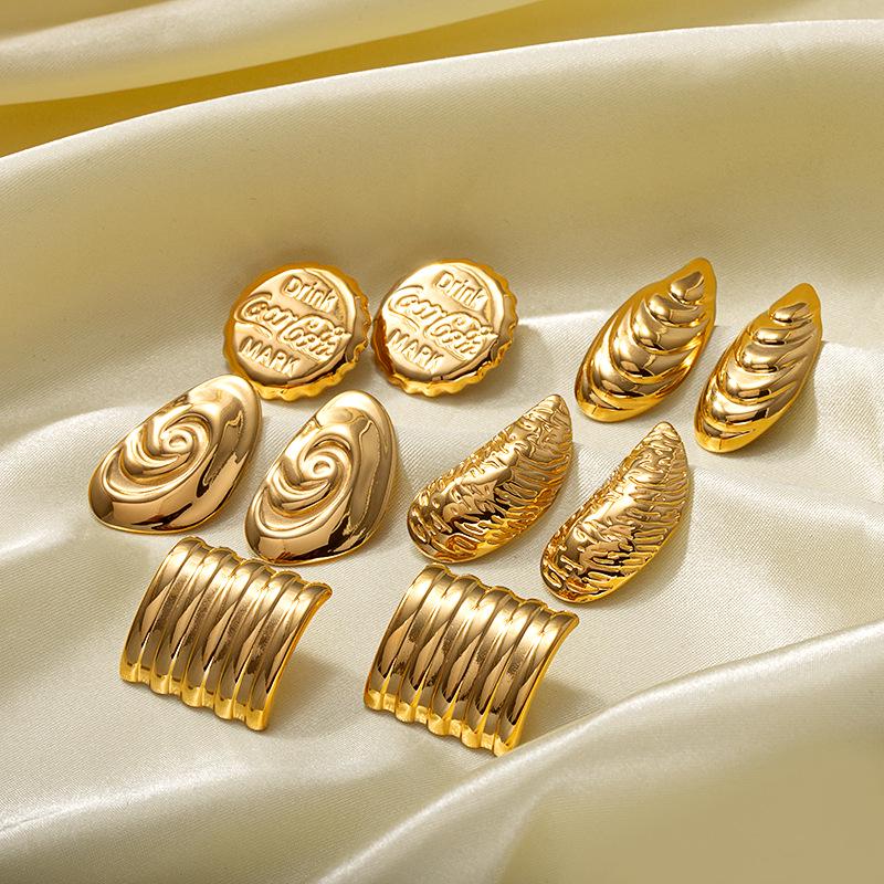 

18k Gold French INS Style Textured Conch Stud Earrings