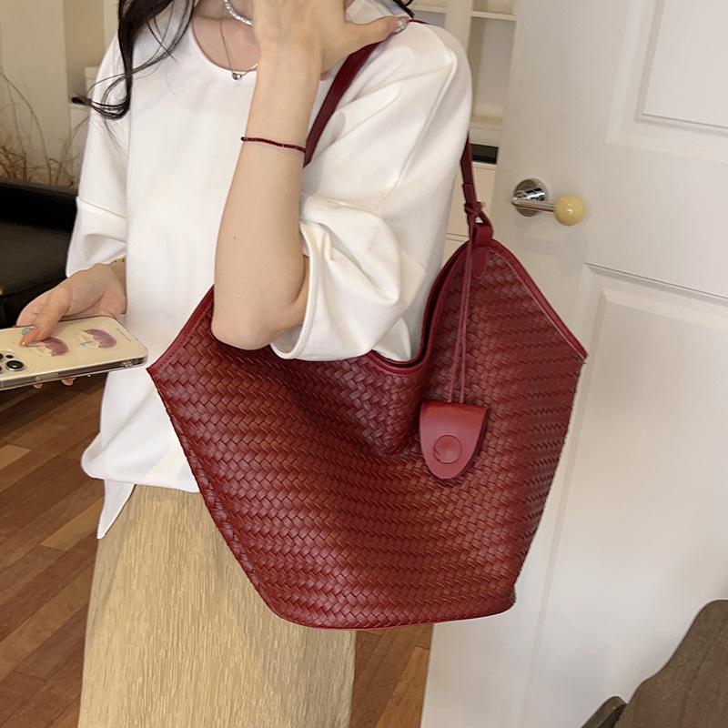 2026 Autumn Korean Woven Texture Bucket Bag - Trendy Large Capacity Shoulder Bag for Women and Kids