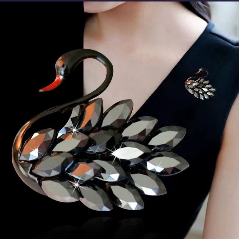 

Модная брошь «Черный лебедь» чёрный