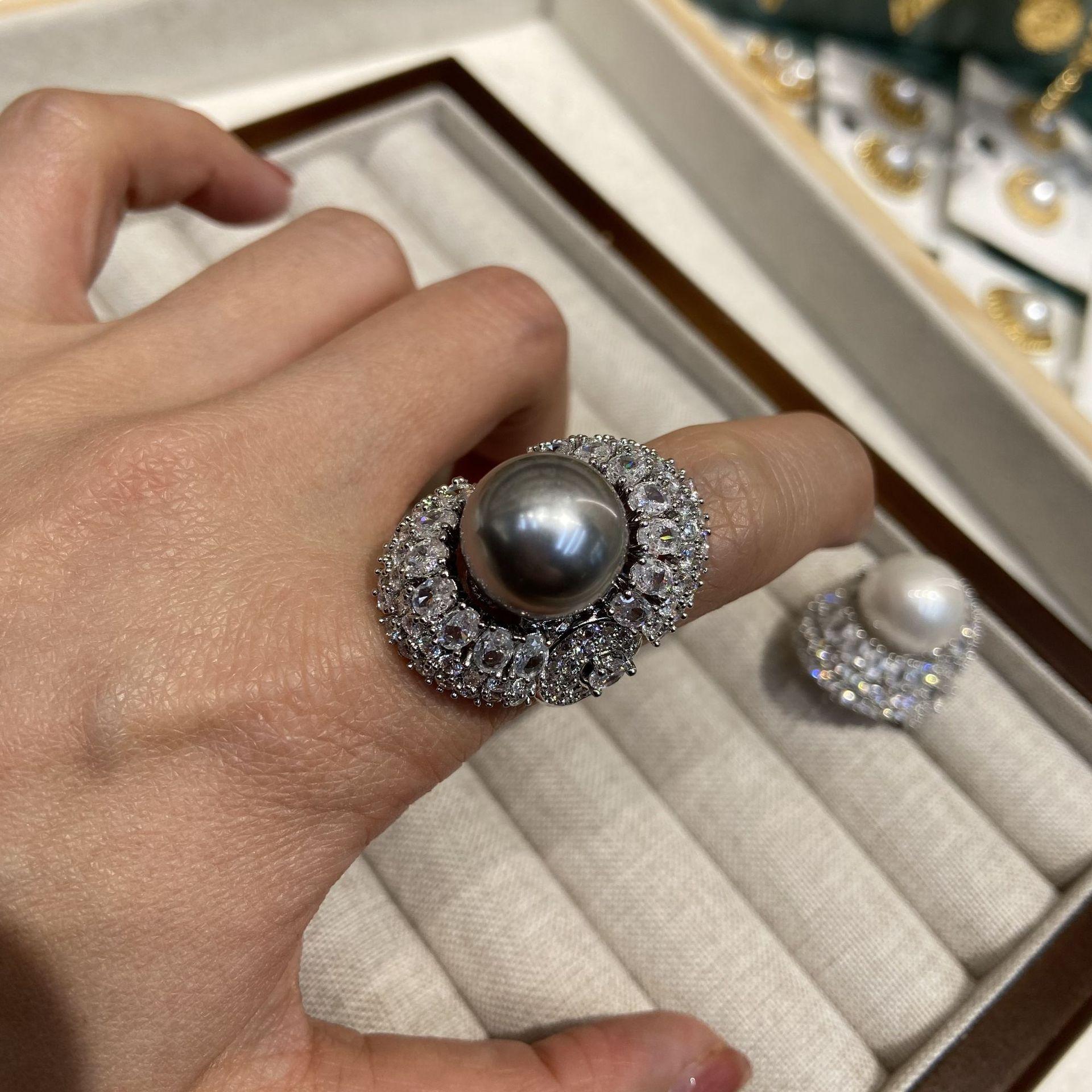 

Кольцо с крупным жемчугом в форме фартука, женское, с крупным зерном, с чувством индивидуальности, темпераментом, инкрустированное австрийским жемчугом и бриллиантами