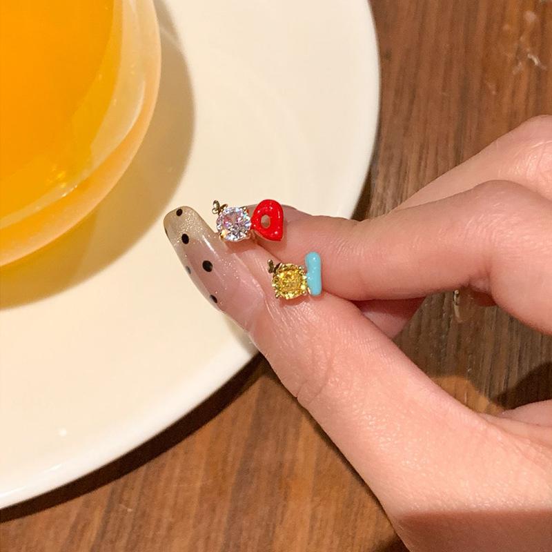 

Асимметричные контрастные цветные капающие масляные циркониевые серьги-гвоздики с буквами для женщин, летние, свежие и модные, простые, темпераментные, универсальные серьги