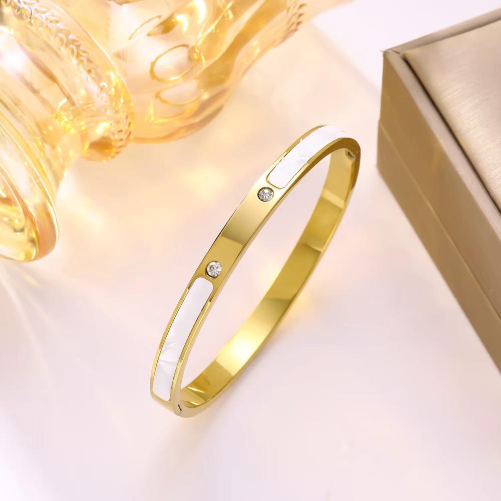 Bracciale da Donna di Lusso in Acciaio al Titanio con Diamanti, Placcato Oro 18K, Chiusura a Conchiglia Bianca, Design per Coppia.