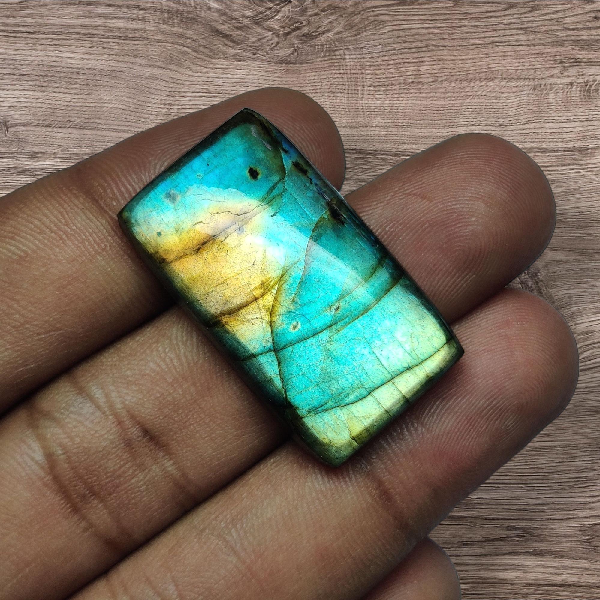 

Мульти-переливающийся натуральный кабошон из лабрадорита, 52.10 карат, размер 34x20x8 мм. 52.10 Carat, 34x20x8 MM