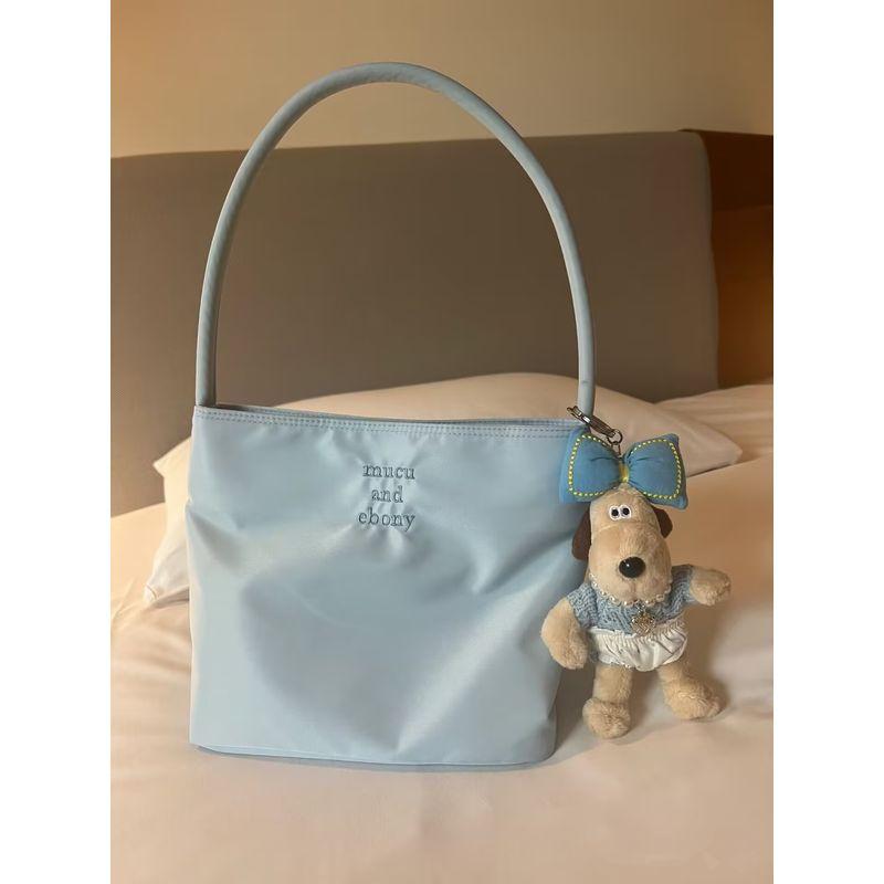 

Южная Корея Оригинальные товары Mucu и Эбони Чжао Лусы Дженни Тот-шоп через плечо в макаронных цветах с вышивкой Blue